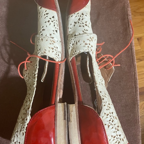 Latitude Femme Patent Leather and Laser Cut Leather Lace Up Flats - Picture 5 of 10